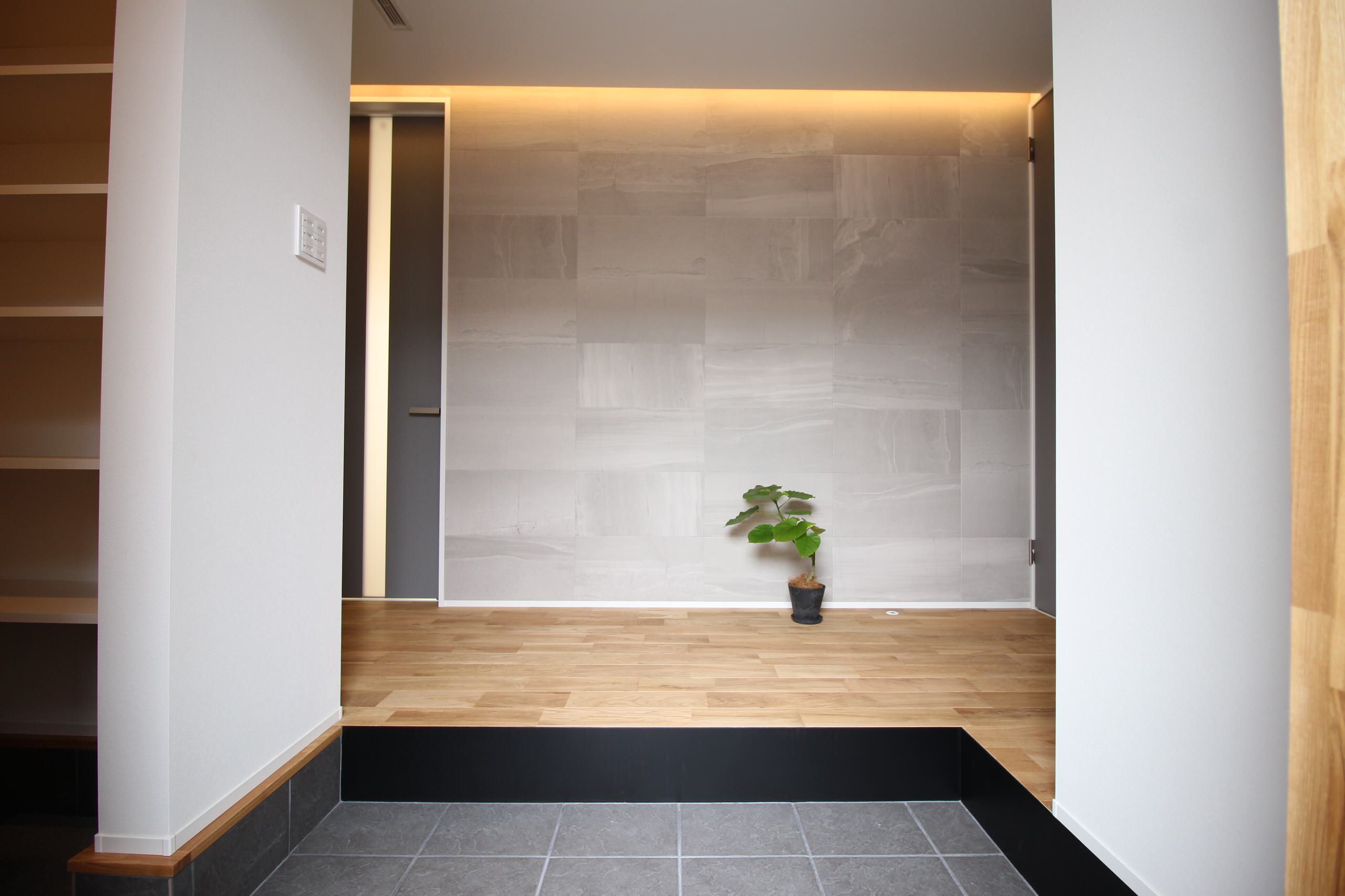 シックなエコカラットと間接照明が印象的な玄関 Scandinavian Entry Osaka By 株式会社seedhome Houzz シックなエコカラットと間接照明が印象的な玄関 Scandinavian Entry Osaka By 株式会社seedhome Houzz