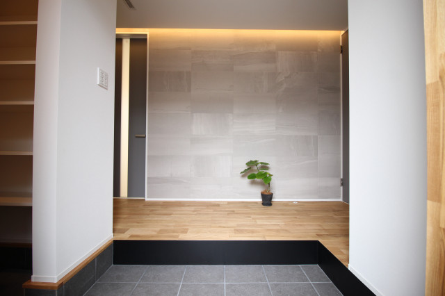 シックなエコカラットと間接照明が印象的な玄関 Skandinavisk Entre Osaka Af 株式会社ｓｅｅｄｈｏｍｅ Houzz