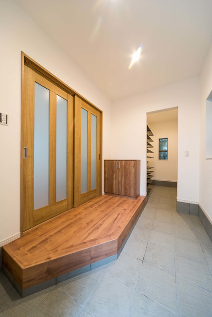 上り框はナナメカットとして 玄関土間 を広く利用 Moderne Entree Autres Perimetres Par 株式会社 匠建枚方 Houzz