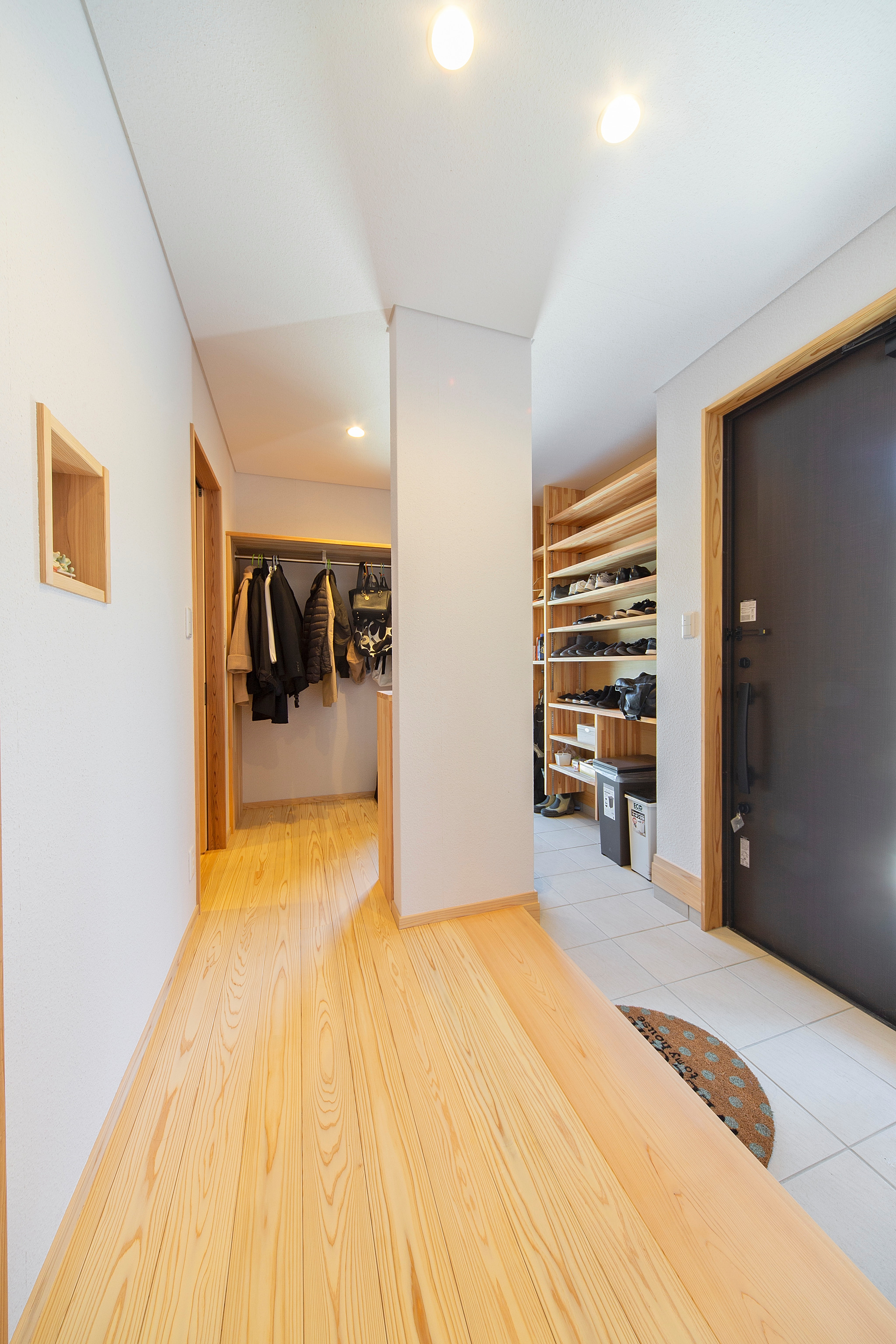 おしゃれなモダンスタイルの玄関の画像 21年10月 Houzz ハウズ