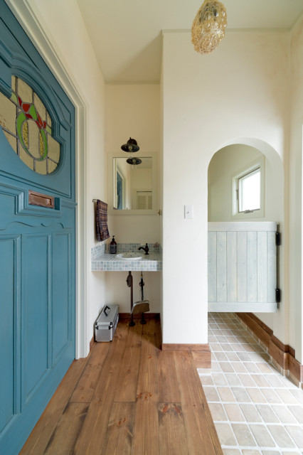 加古川市 35坪でワークスペースと収納を確保した フレンチスタイル住宅 Entry Kobe By フレンチ工房神戸 Houzz