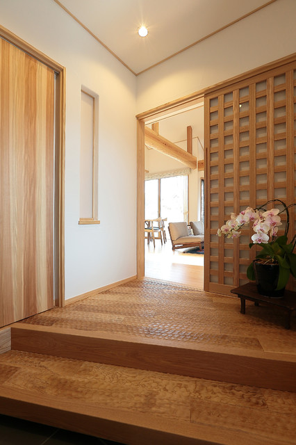 名栗の床と格子戸が美しい玄関 Entrance Other By 四季の住まい株式会社 Houzz Uk