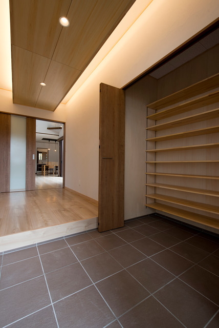 吹抜けと中庭のある和モダンな家 和室 和風 玄関 他の地域 八木建設株式会社 Houzz ハウズ