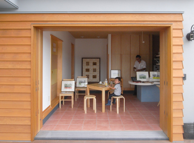 土間玄関とデッキを使ったカフェスペースのある家 Modernizm Prihozhaya Drugoe Ot Eksperta 株 独楽蔵 Komagura Houzz Rossiya