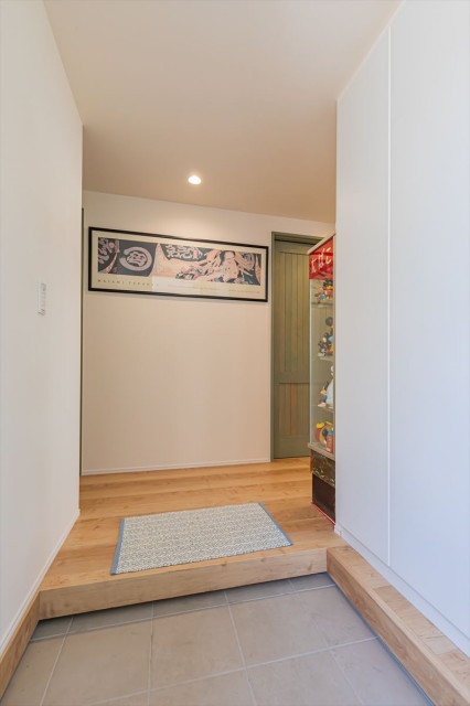 壁と一体化した玄関収納 Moderne Entree Kobe Par 株式会社 Whale House Houzz