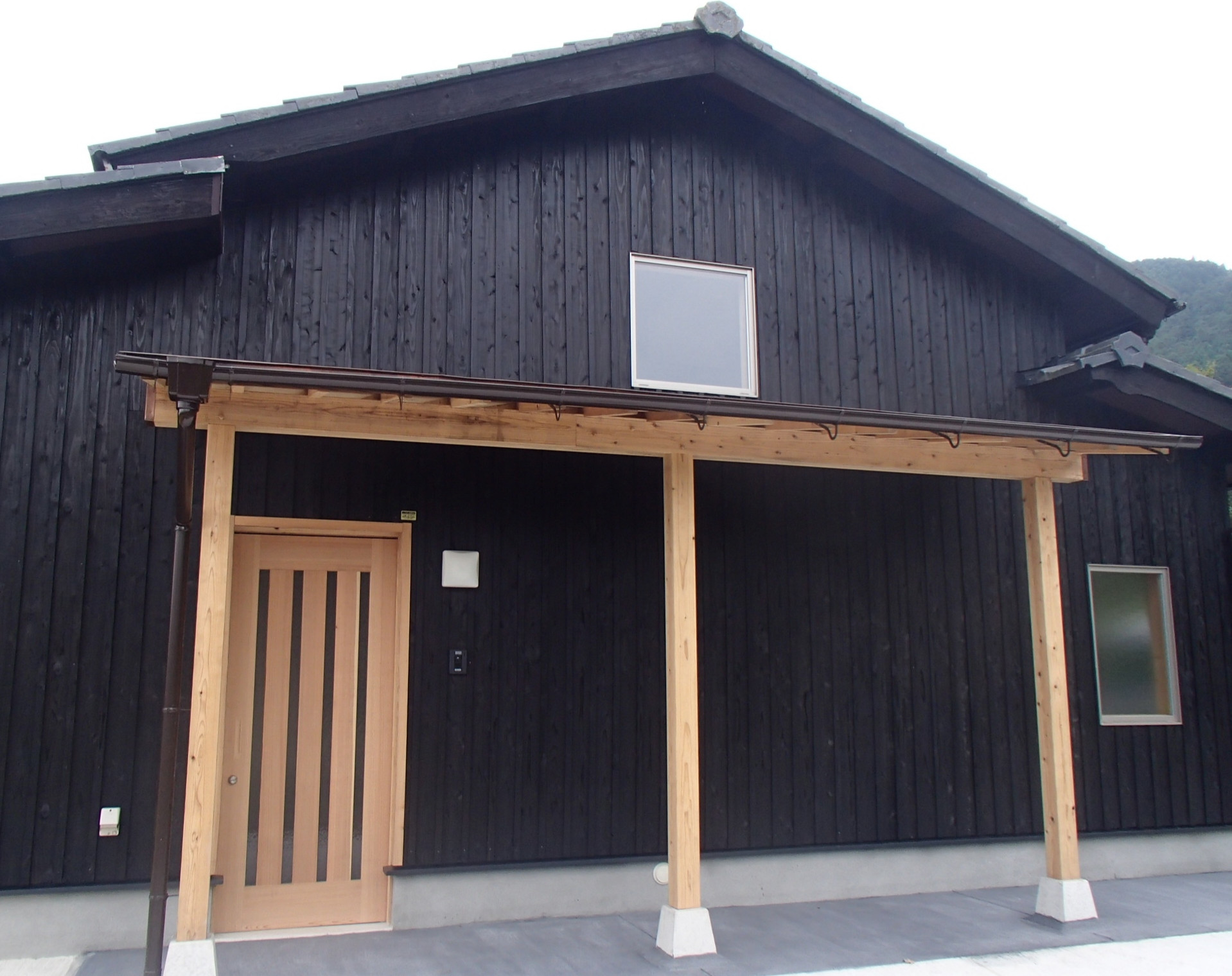 おしゃれな和風の玄関 黒い壁 画像 21年9月 Houzz ハウズ