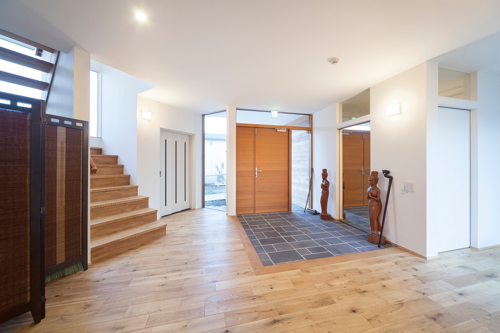 大きい窓から日差しを存分に受ける 温かみ感じる家 Asian Entry Other By 株式会社住工房スタイル Houzz