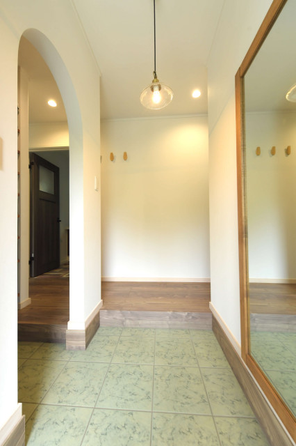 大きな鏡とアーチ形のシューズクロークのある玄関入り口 Scandinave Entree Autres Perimetres Par 株式会社コグマホーム Houzz