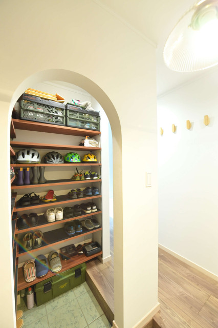 大きな鏡とアーチ形のシューズクロークのある玄関入り口 Scandinavian Entrance Other By 株式会社コグマホーム Houzz Uk