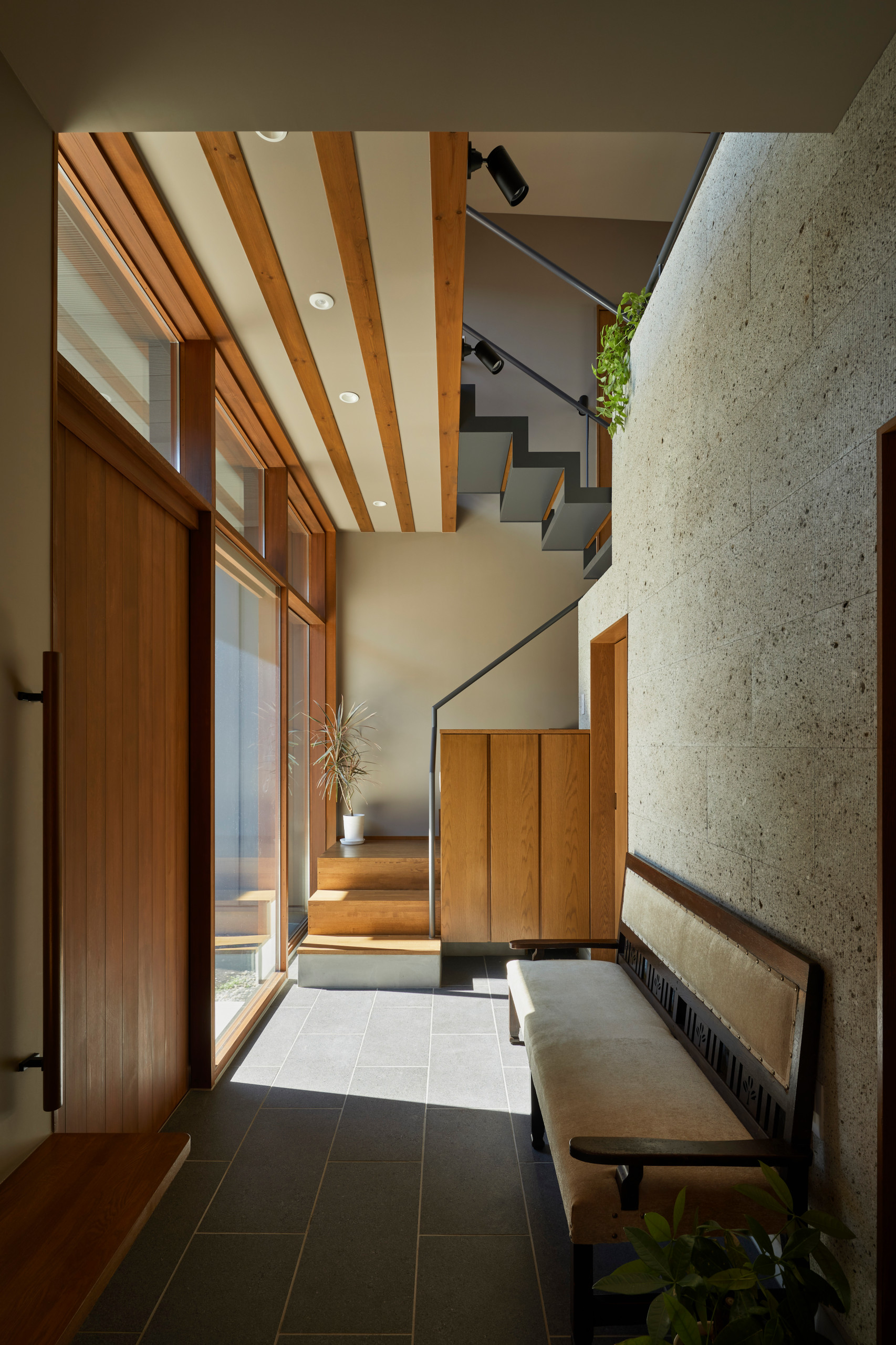 おしゃれな玄関 クロスの天井 グレーの壁 の画像 75選 22年9月 Houzz ハウズ