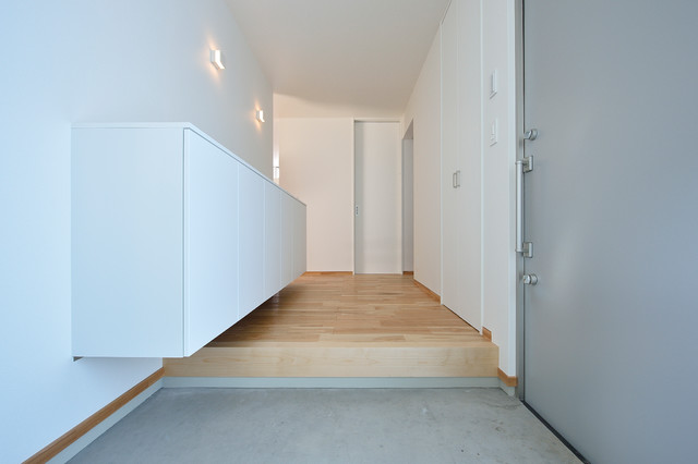 奥行き感を演出する長い玄関収納 Moderne Entree Autres Perimetres Par ｉｍａ建築設計室 Houzz