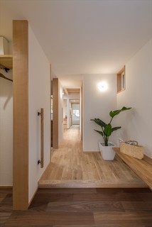 おしゃれなモダンスタイルの玄関の画像 21年9月 Houzz ハウズ おしゃれなモダンスタイルの玄関の画像 21年9月 Houzz ハウズ