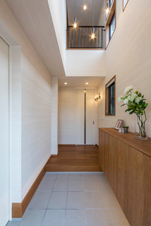 おしゃれなモダンスタイルの玄関の画像 21年4月 Houzz ハウズ