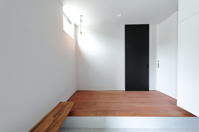 小窓からのやさしい光が差し込む玄関 Modern Entry Other By 有限会社喜々津ホーム 小窓からのやさしい光が差し込む玄関 Modern Entry Other By 有限会社喜々津ホーム