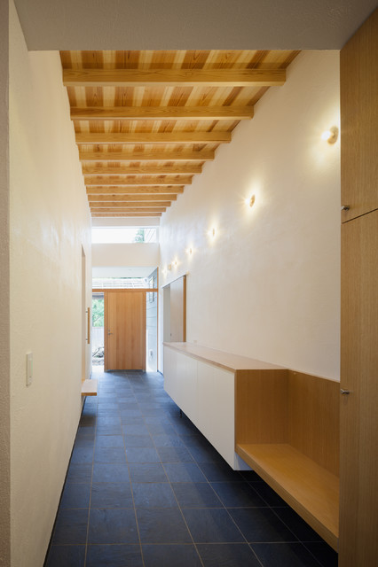 平屋と二階建てが土間で繋がる二世帯住宅 Modern Entrance Other By 角倉剛建築設計事務所 Houzz Uk