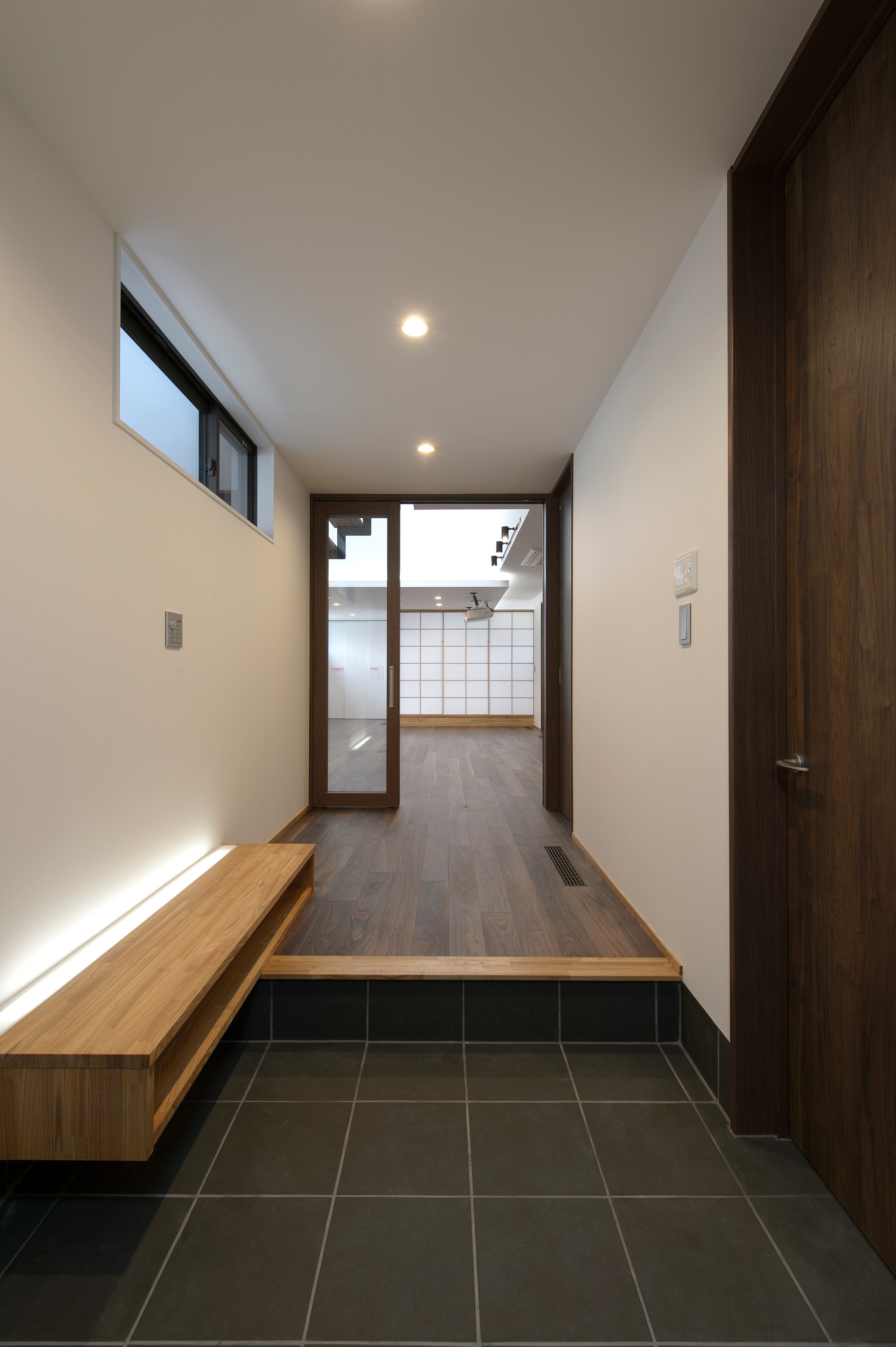 おしゃれなモダンスタイルの玄関の画像 21年9月 Houzz ハウズ おしゃれなモダンスタイルの玄関の画像 21年9月 Houzz ハウズ