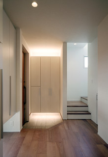 おしゃれなモダンスタイルの玄関の画像 21年9月 Houzz ハウズ