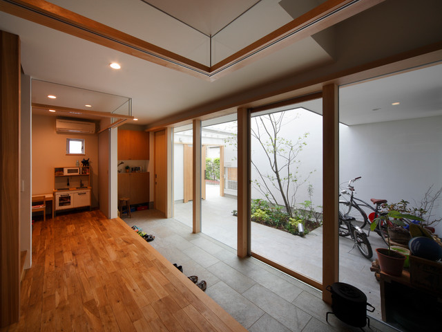春風の家 中庭を外玄関に 光を取り込む住まい Asian Entry Other By 樋口章建築アトリエ Houzz