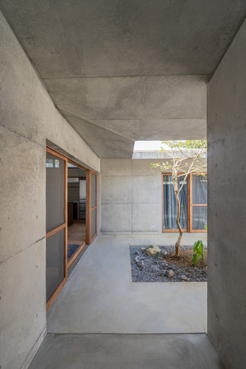 沖縄の伝統的住宅のようなコンクリートの家 Houzz (ハウズ)