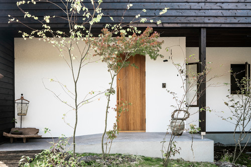 焼杉 でつくる 黒くモダンな板張りの家 Houzz ハウズ