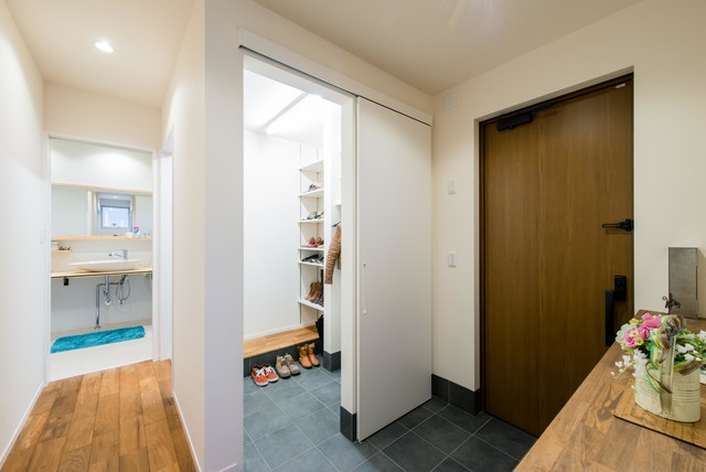 玄関からシューズクロークや洗面へ Scandinavian Entry Other By グランハウス一級建築士事務所 Houzz