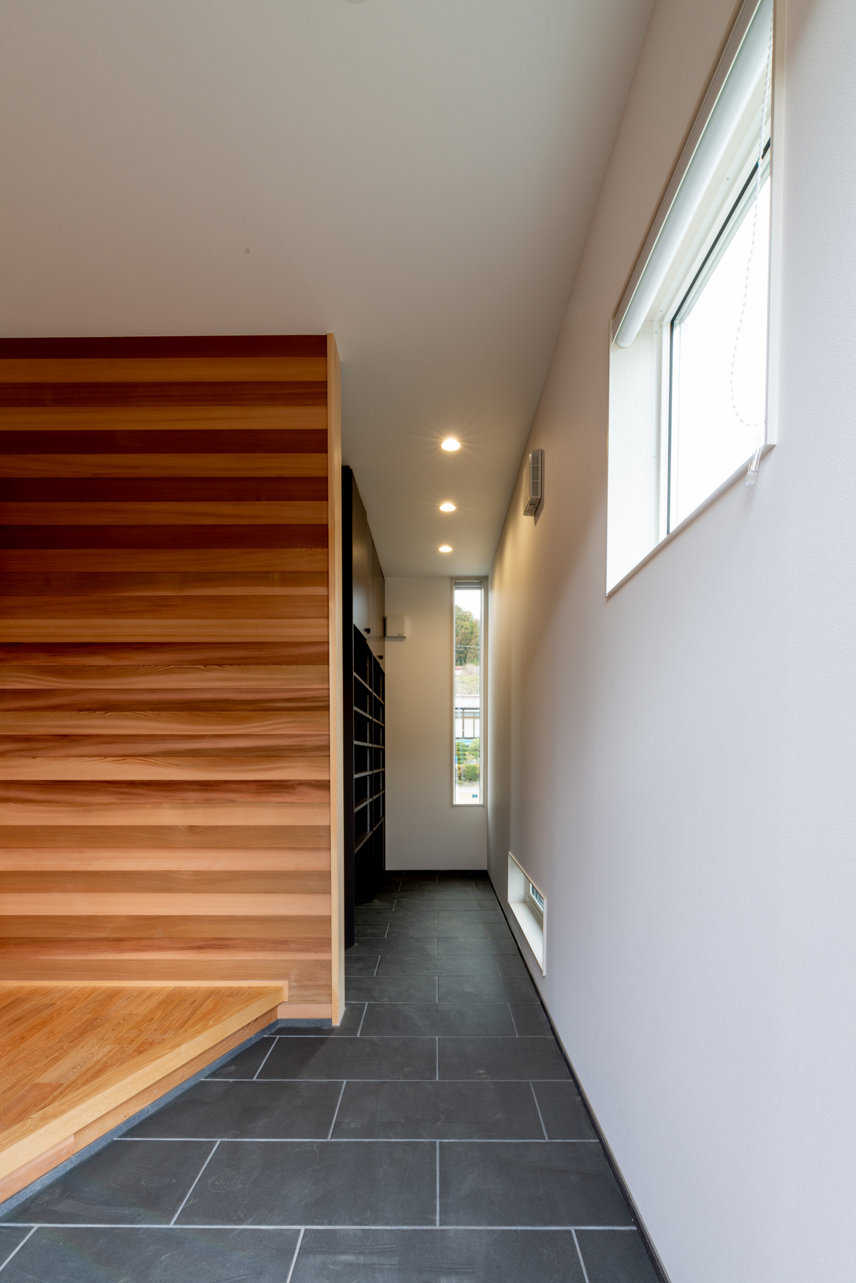 おしゃれな玄関 木目調のドア 壁紙 画像 21年9月 Houzz ハウズ