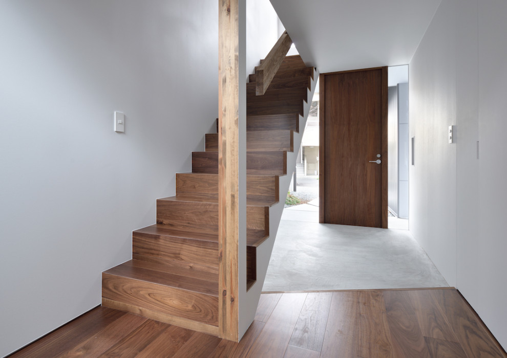玄関ホール 無垢材の玄関扉 階段をのぼると主寝室へ Contemporary Entry Kyoto By 株式会社アルファヴィル Alphaville Architects Houzz