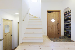 おしゃれなカントリー風玄関 白い壁 画像 21年9月 Houzz ハウズ