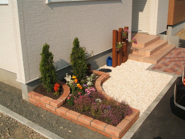 玄関前の小さな可愛いレンガの花壇 カントリー 庭 札幌 株式会社 六光園 Garden Life ｶﾞｰﾃﾞﾝﾗｲﾌ Houzz ハウズ