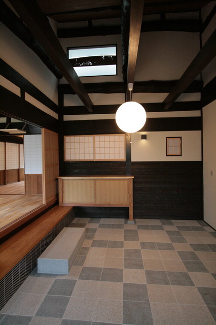 玄関土間のある古民家 Japanese Entrance Other By 有限会社 道建設 Houzz