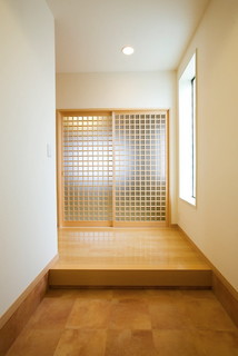 玄関正面が仏間の扉 お家はライフスタイルに合わせて Modern Entry Fukuoka By 宮城雅子建築設計事務所 こどもcafe プロデューサー Houzz