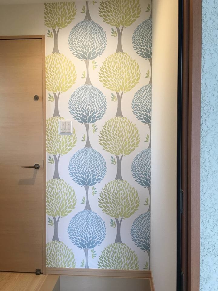 玄関 ナチュラルな北欧風のツリー柄壁紙でお客様をお出迎え Scandinavian Entry Other By Deco All Okayama デコール岡山 Houzz