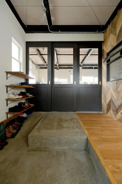 現しの鉄骨が印象的なnyスタイルのインダストリアル空間 インダストリアル 玄関 大阪 School Bus Osaka スクールバス空間設計 Houzz ハウズ