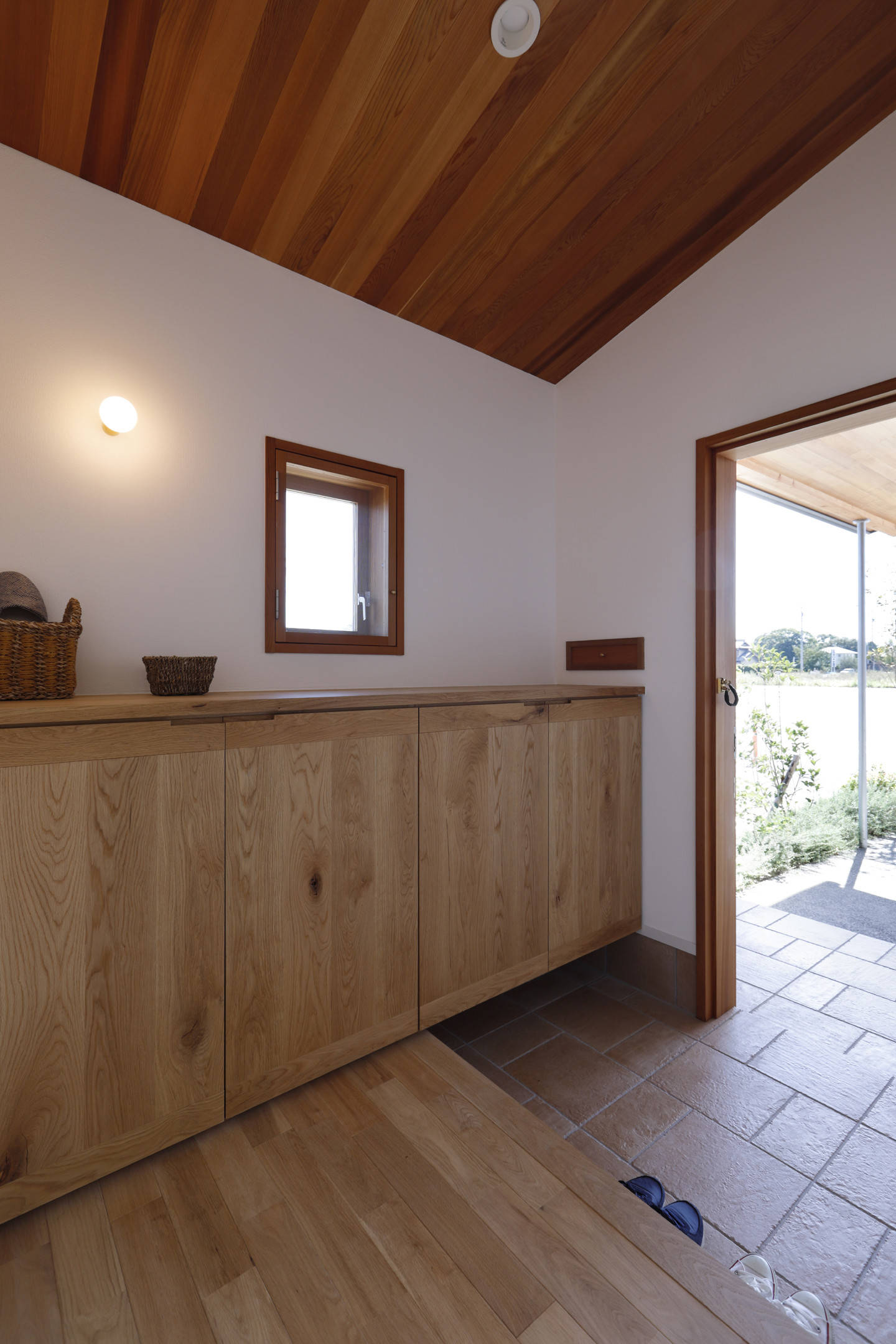 おしゃれな玄関ホール 板張り天井 画像 21年9月 Houzz ハウズ