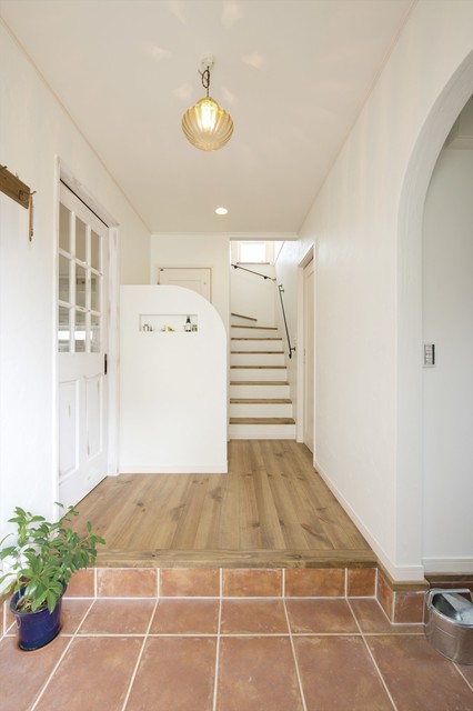 緩やかに空間を仕切る腰壁のある家 北欧 玄関 他の地域 ジャストの家 Houzz ハウズ