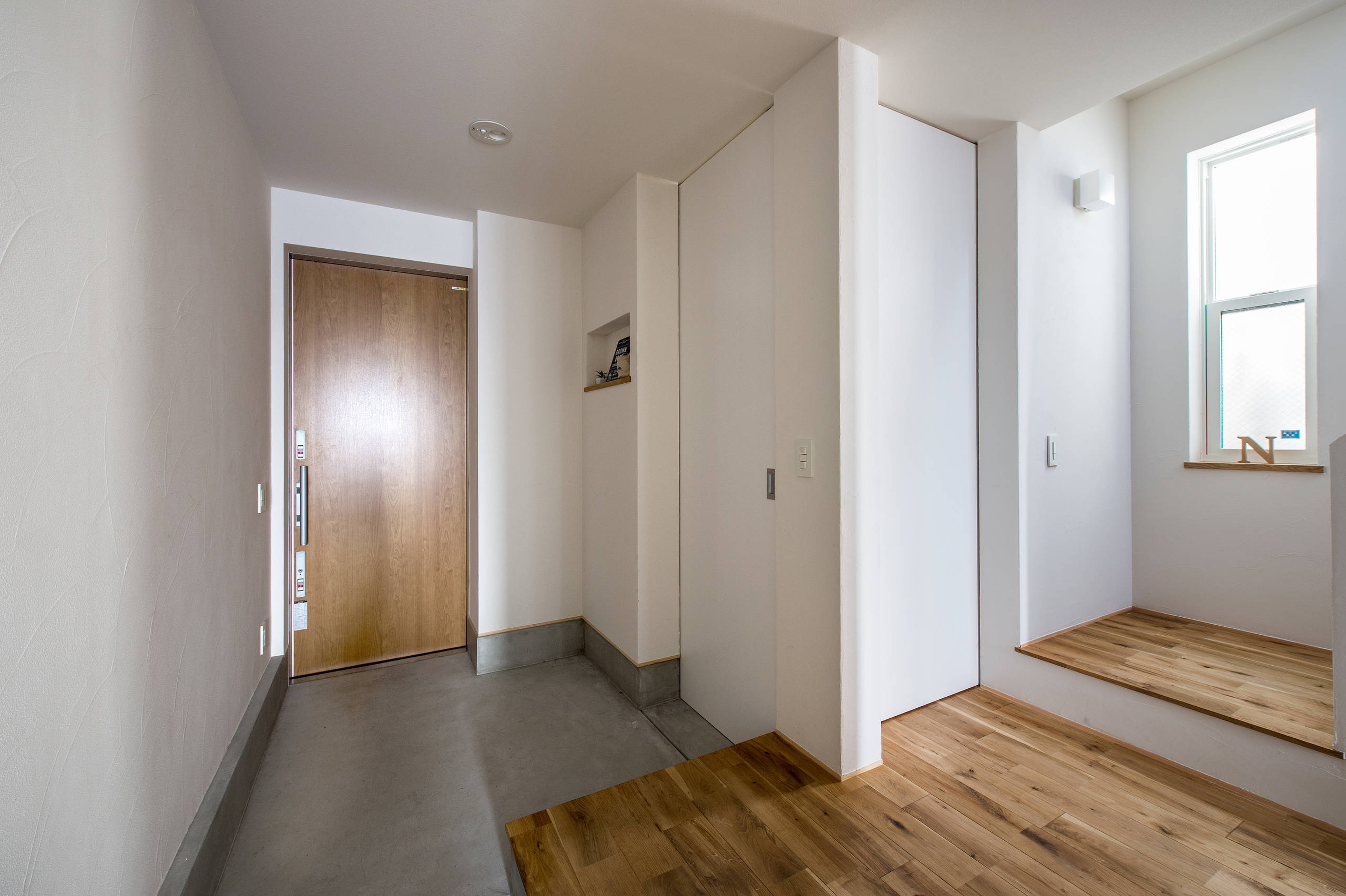 通り土間のある家」 - Modern - Entry - Kyoto - by garDEN株式会社 