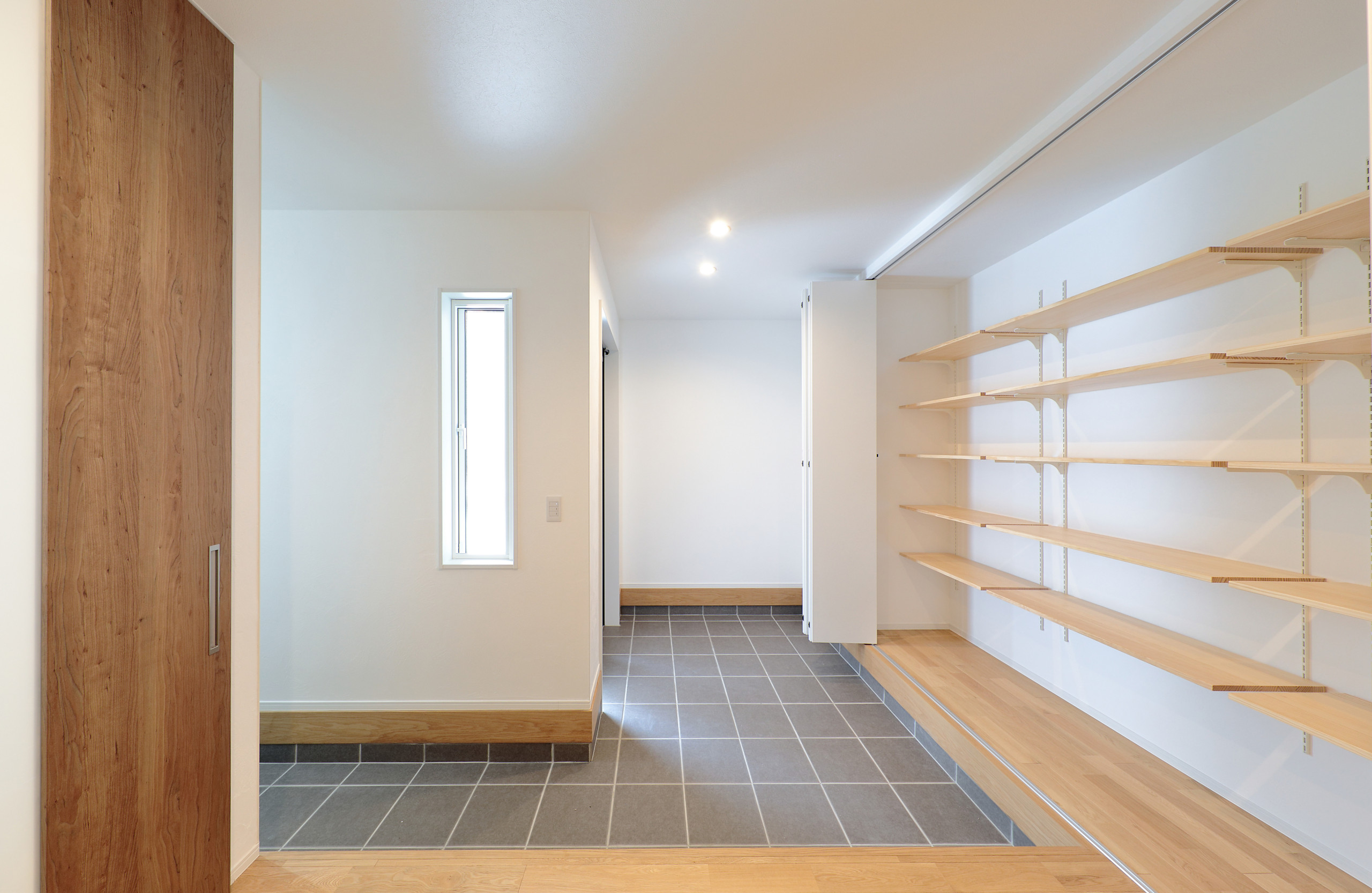 造作棚の広いシューズクローク Modern Entry Other By 有限会社喜々津ホーム Houzz