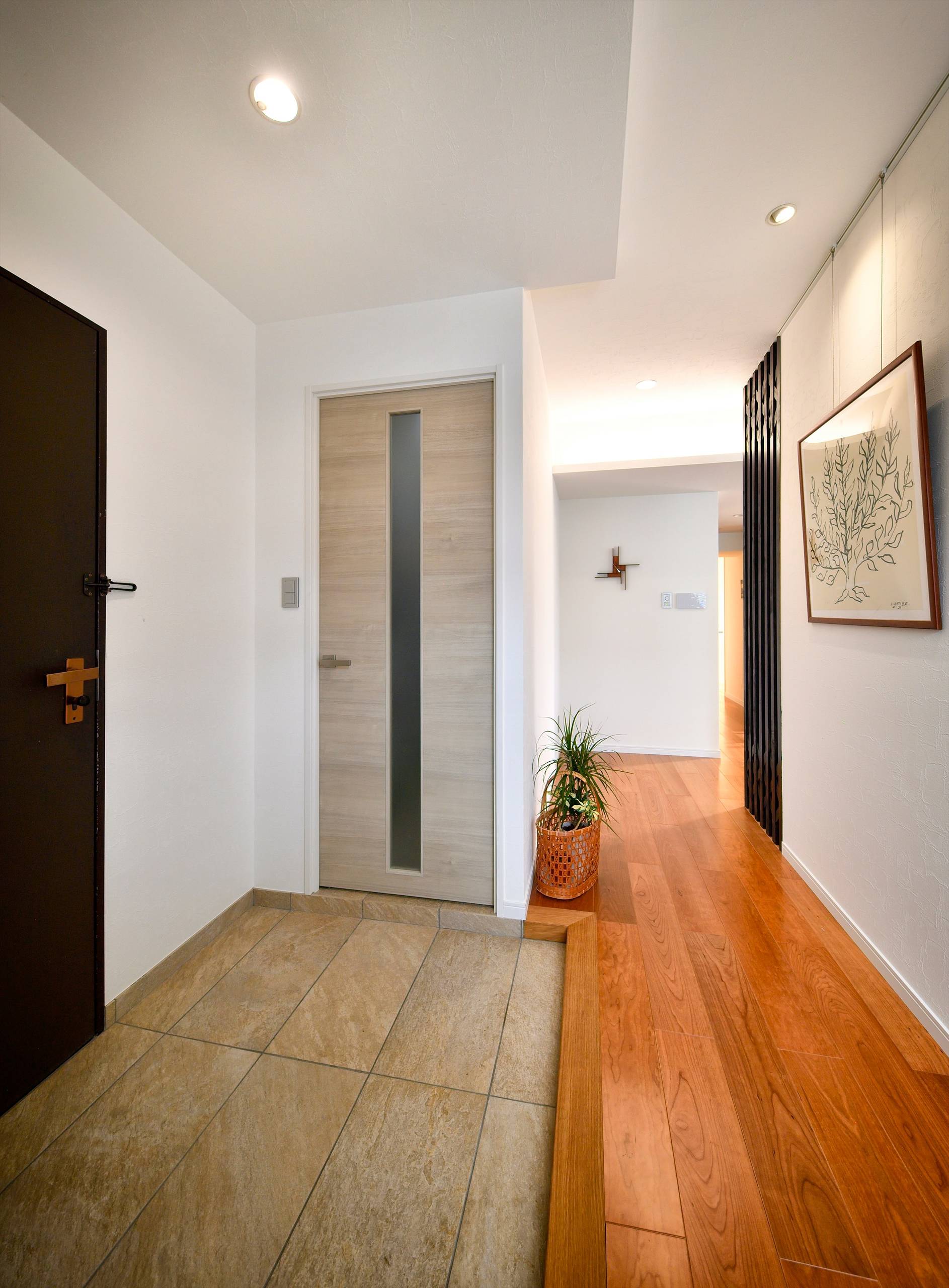 おしゃれなモダンスタイルの玄関の画像 21年9月 Houzz ハウズ