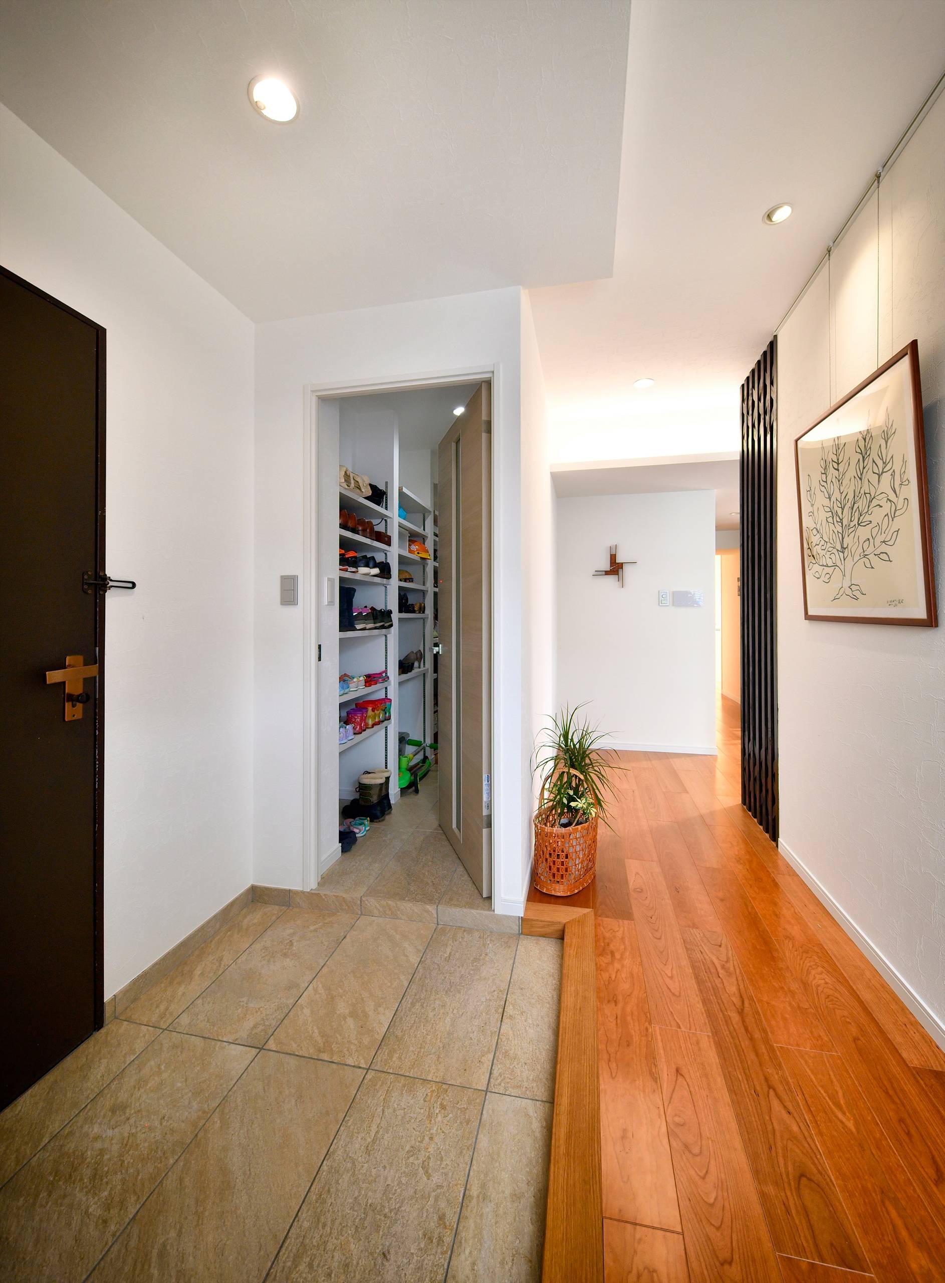 おしゃれなモダンスタイルの玄関の画像 21年9月 Houzz ハウズ
