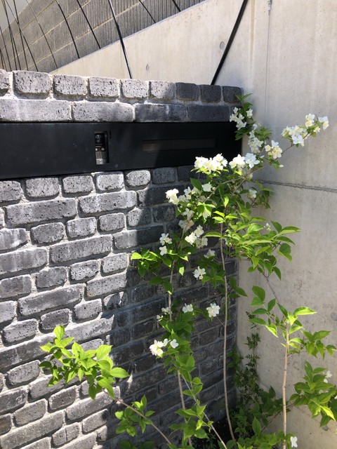 黒レンガの門柱とアイアンプレート Skandinavskij Prihozhaya Nagoya Ot Eksperta Atelier Coconiwa アトリエ心庭 Houzz Rossiya