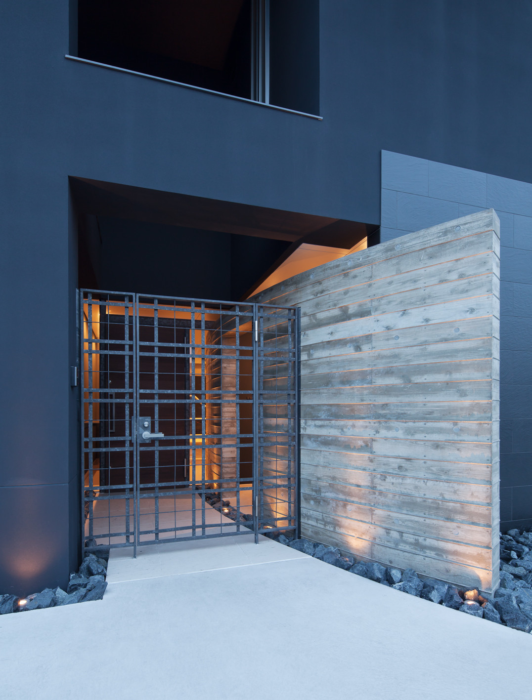 Garagehouse In 石切 Modern Entry Kobe By 田中一郎建築事務所 Houzz