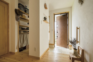 おしゃれなカントリー風玄関の画像 21年9月 Houzz ハウズ