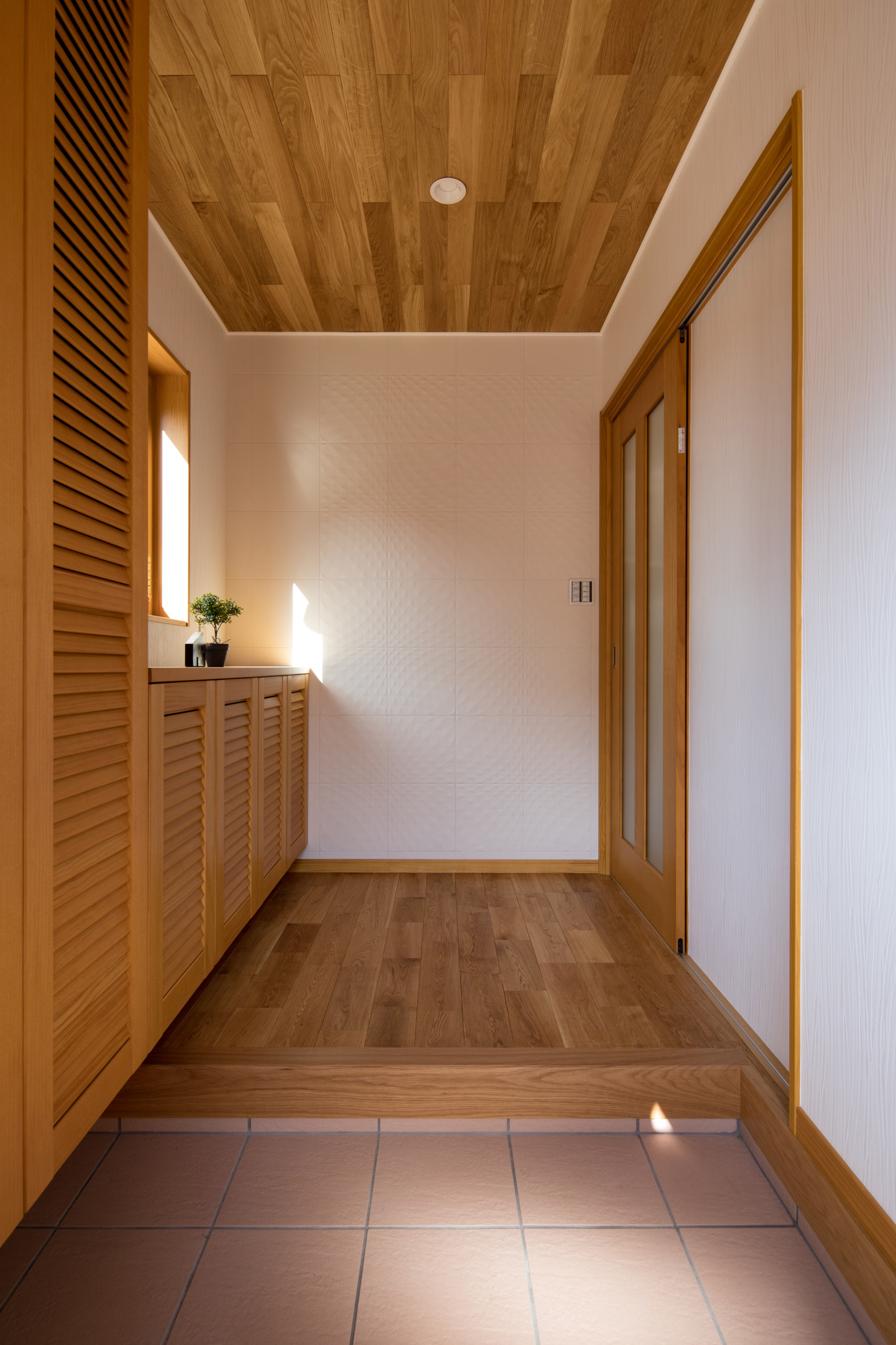 おしゃれな玄関 クロスの天井 の画像 75選 23年2月 Houzz ハウズ