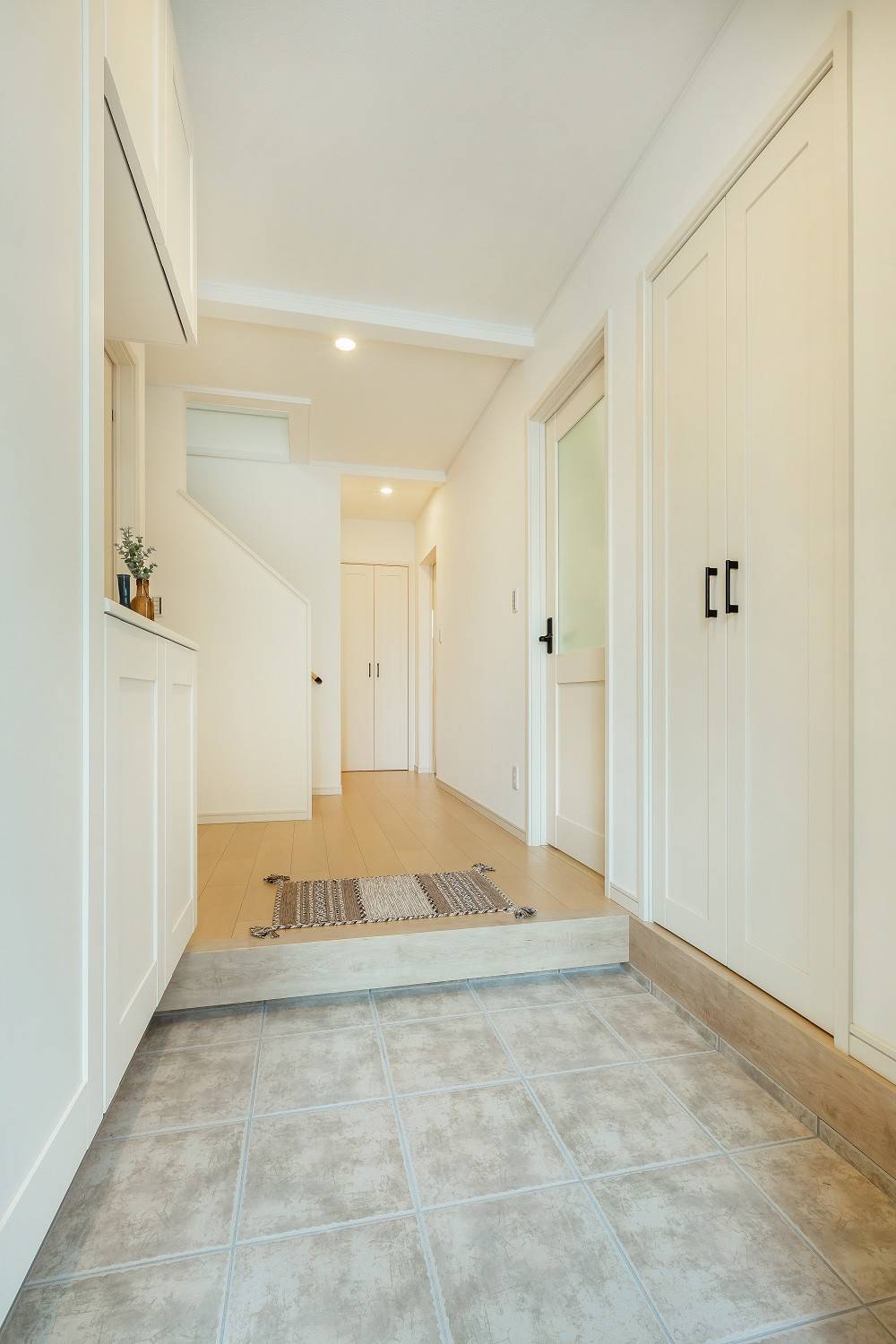 おしゃれなモダンスタイルの玄関の画像 21年10月 Houzz ハウズ