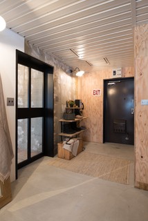 The 中古マンション リノベーション事例 インダストリアル 玄関 札幌 Renoves リノベ札幌 株 Houzz ハウズ