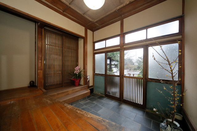 Trip 130年前の梁とレトロタイルが彩る 古民家再生 一戸建て 和室 和風 玄関 他の地域 Lohas Studio ロハススタジオ Houzz ハウズ