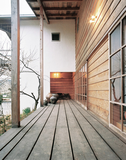 中庭と広縁のある週末住宅 そば切り凡愚 Salon Autres Perimetres Par 中庭のある家 水谷嘉信建築設計事務所 Houzz