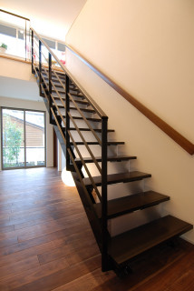 アクリルの蹴込み板を付けたシースルー階段 Modern Staircase Tokyo By カツデンアーキテック株式会社 Houzz