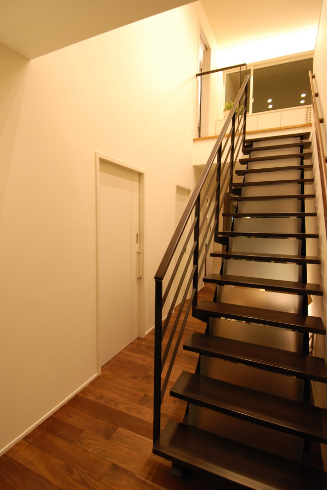 アクリルの蹴込み板を付けたシースルー階段 Modern Staircase Tokyo By カツデンアーキテック株式会社 Houzz