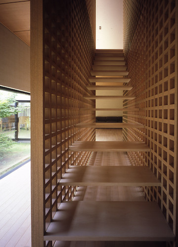 エントランス正面の格子は2階へと導く階段 Lattice At The Front Entrance Is A Stairway Leading To The Asiatisch Treppen Tokio Von Ken Yokogawa Architect Associates Inc